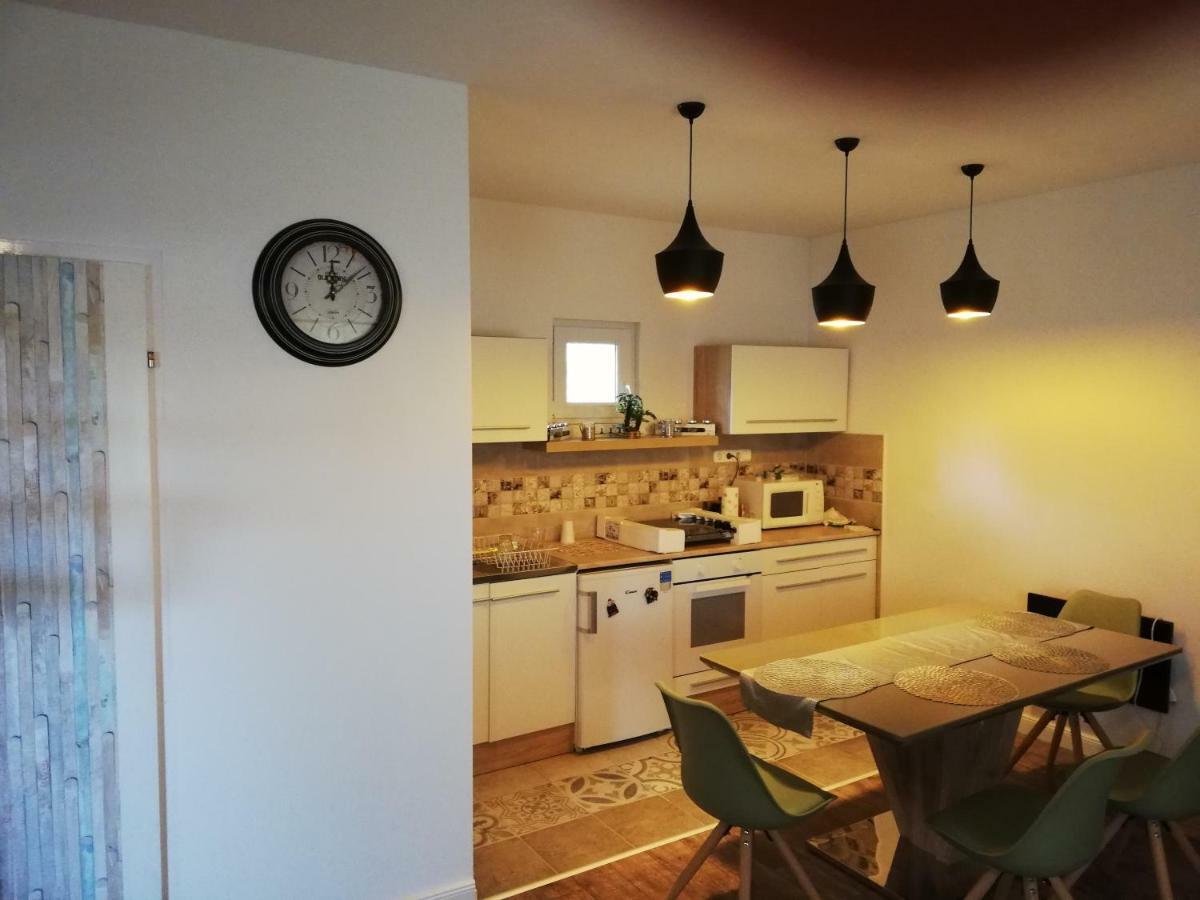 House At Lake Apartment Esztergom Bagian luar foto